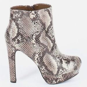 Mossimo Supply Co snakeskin zipper booties size 5.5 tan and brown